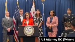 La fiscal federal interina para el distrito de Washington, Jeanine Pirro, anuncia cargos contra el sospechoso del asesinato de dos empleados de la Embajada de Israel, Washington, DC, 22 de mayo del 2025.